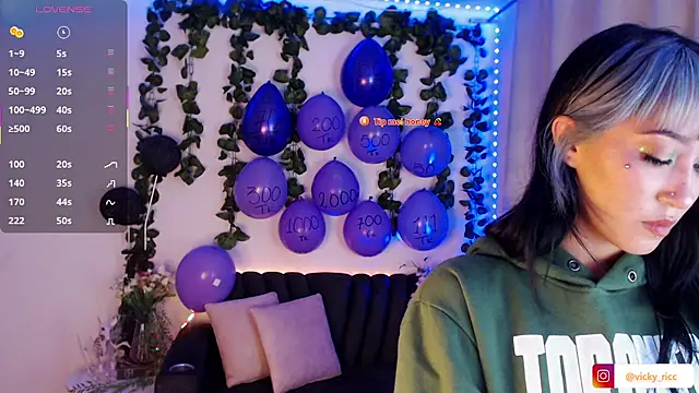 Snapshot of viicky_r chatting on 02-06-26, 12:48 viicky r online show from 02-06-26, 12:48