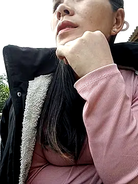 Snapshot of Uzi-na chatting on 12-18-25, 09:15 Uzi-na online show from 12-18-25, 09:15