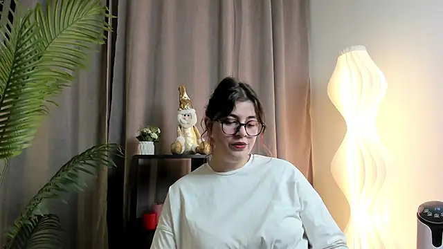 Snapshot of SuzieAllery chatting on 12-18-25, 10:32 SuzieAllery online show from 12-18-25, 10:32