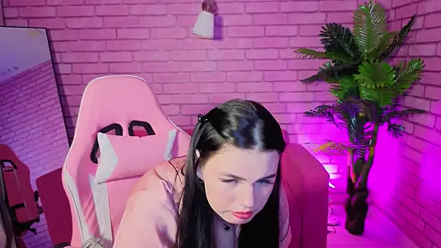 Mia Evelyn online show from 12-21-25, 09:16