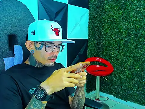 Boy tatto77 online show from 03-22-26, 12:41