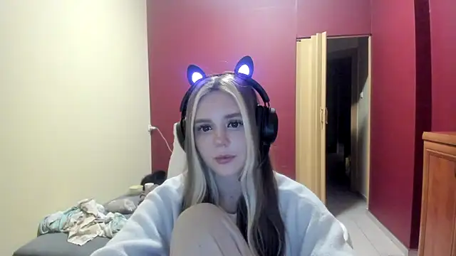 Snapshot of LunaAngell chatting on 12-21-25, 12:40 LunaAngell online show from 12-21-25, 12:40