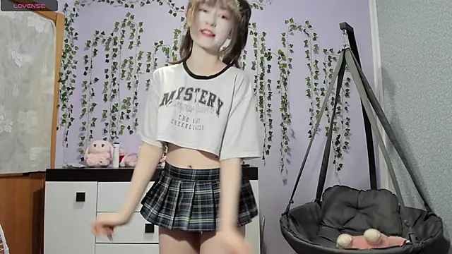 Snapshot of Yoonhee_ki chatting on 05-17-26, 04:25 Yoonhee ki online show from 05-17-26, 04:25