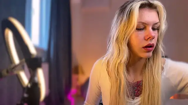 Snapshot of ScoobeDeDoo chatting on 12-22-25, 06:32 ScoobeDeDoo online show from 12-22-25, 06:32