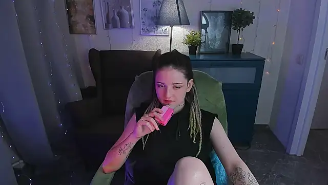 Snapshot of SarahShelby chatting on 06-20-26, 10:23 SarahShelby online show from 06-20-26, 10:23