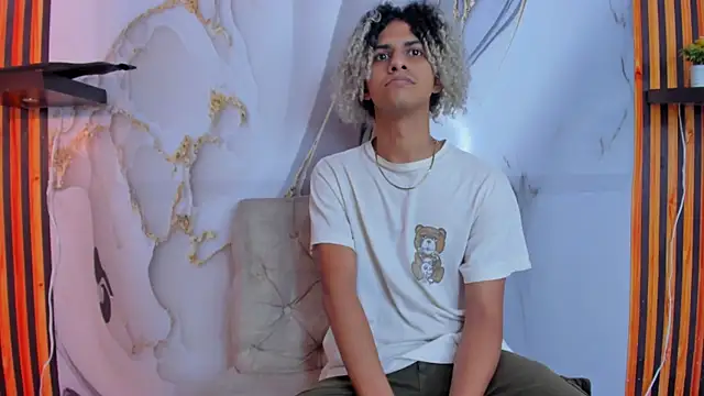 Snapshot of Victor_LatinBoy chatting on 12-20-25, 06:48 Victor LatinBoy online show from 12-20-25, 06:48