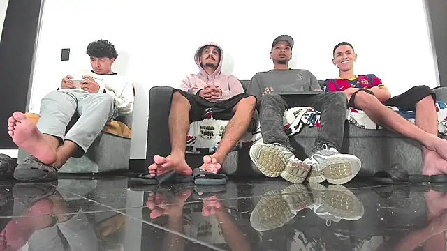 Snapshot of colombian_alphas chatting on 12-21-25, 04:30 colombian alphas online show from 12-21-25, 04:30