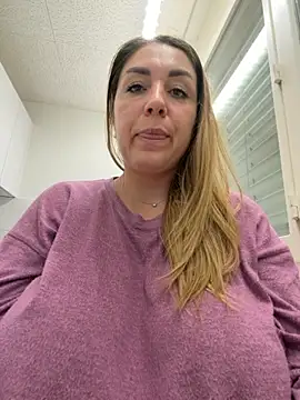 Vaannessaa online show from 12-21-25, 08:27