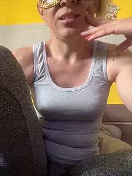 Snapshot of SexyMamiVee chatting on 05-06-26, 10:42 SexyMamiVee online show from 05-06-26, 10:42