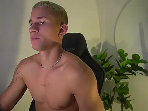 Snapshot of Thin_tommy11 chatting on 03-18-26, 10:24 Thin tommy11 online show from 03-18-26, 10:24