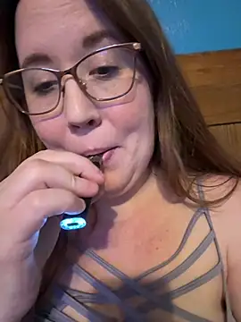 honeybee2033 online show from 01-11-26, 05:01