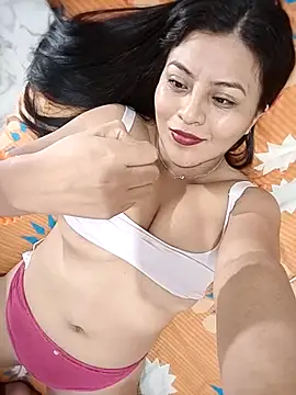 Snapshot of Laura-2026 chatting on 01-06-26, 05:33 Laura-2026 online show from 01-06-26, 05:33