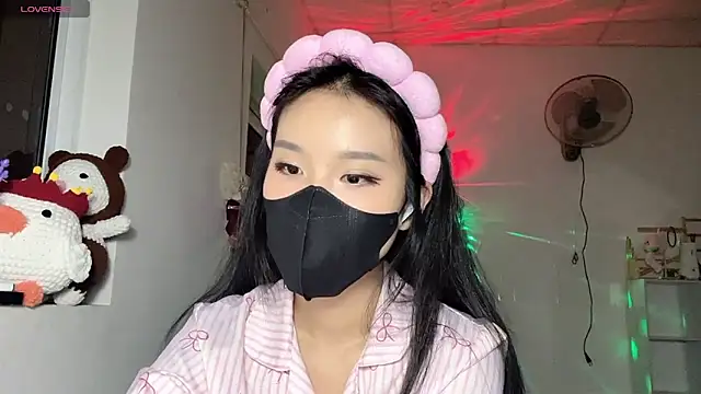 Snapshot of Tieu-May chatting on 05-12-26, 09:12 Tieu-May online show from 05-12-26, 09:12