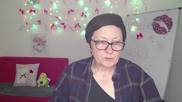 Snapshot of EmilyL0ve chatting on 05-05-26, 05:21 EmilyL0ve online show from 05-05-26, 05:21