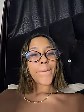 Snapshot of vicky_bass_ chatting on 06-19-26, 03:00 vicky bass online show from 06-19-26, 03:00