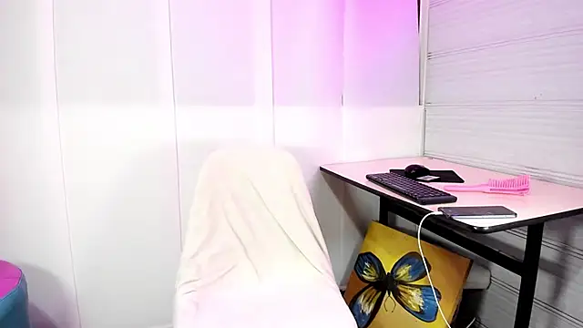 Snapshot of Sue_blue chatting on 02-19-26, 03:46 Sue blue online show from 02-19-26, 03:46