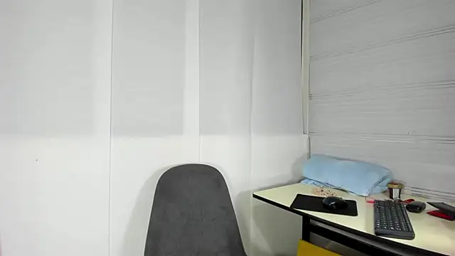 Snapshot of Sue_blue chatting on 02-24-26, 01:14 Sue blue online show from 02-24-26, 01:14