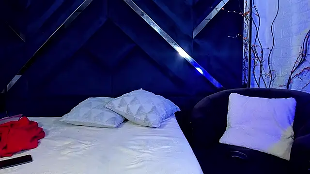 Snapshot of Sue_blue chatting on 02-27-26, 03:17 Sue blue online show from 02-27-26, 03:17