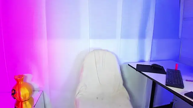 Snapshot of Sue_blue chatting on 03-06-26, 12:51 Sue blue online show from 03-06-26, 12:51