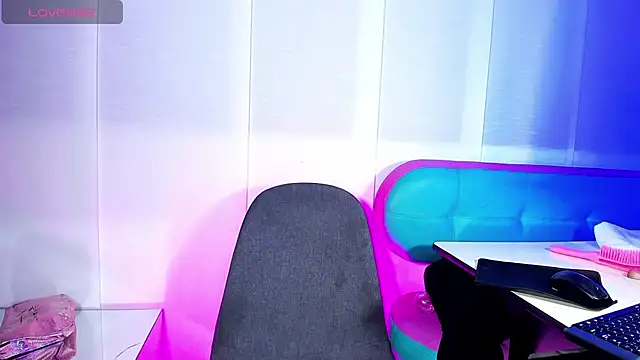 Snapshot of Sue_blue chatting on 03-12-26, 02:07 Sue blue online show from 03-12-26, 02:07