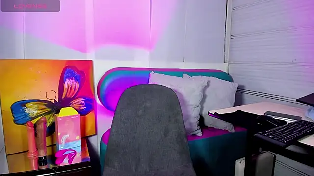 Snapshot of Sue_blue chatting on 03-14-26, 11:21 Sue blue online show from 03-14-26, 11:21