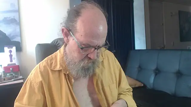 Snapshot of Uncle_Hottie chatting on 07-17-26, 05:40 Uncle Hottie online show from 07-17-26, 05:40