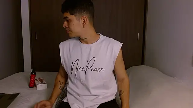 Snapshot of Andrew_Mahecha chatting on 02-07-26, 04:33 Andrew Mahecha online show from 02-07-26, 04:33