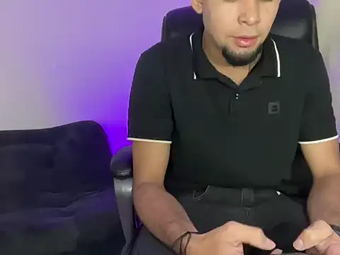 Snapshot of enyel_100 chatting on 02-05-26, 04:06 enyel 100 online show from 02-05-26, 04:06