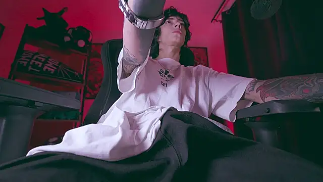 Snapshot of Olliver___y chatting on 02-27-26, 03:17 Olliver y online show from 02-27-26, 03:17