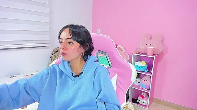 Snapshot of LittleAlexandra chatting on 03-25-26, 05:02 LittleAlexandra online show from 03-25-26, 05:02