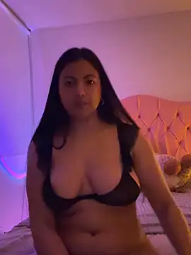 Snapshot of Nina_Belle chatting on 02-28-26, 03:40 Nina Belle online show from 02-28-26, 03:40