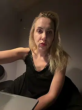 Snapshot of ElenaWhitmore chatting on 06-02-26, 10:45 ElenaWhitmore online show from 06-02-26, 10:45