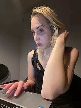 Snapshot of ElenaWhitmore chatting on 06-10-26, 11:03 ElenaWhitmore online show from 06-10-26, 11:03