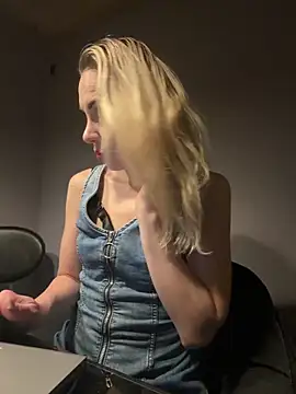 Snapshot of ElenaWhitmore chatting on 06-15-26, 10:56 ElenaWhitmore online show from 06-15-26, 10:56