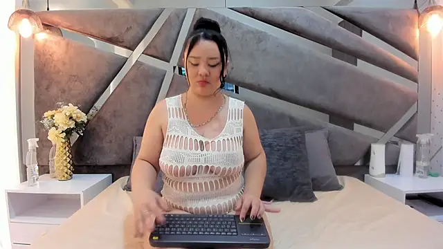 emiily whitee  online show from 01-09-26, 07:37