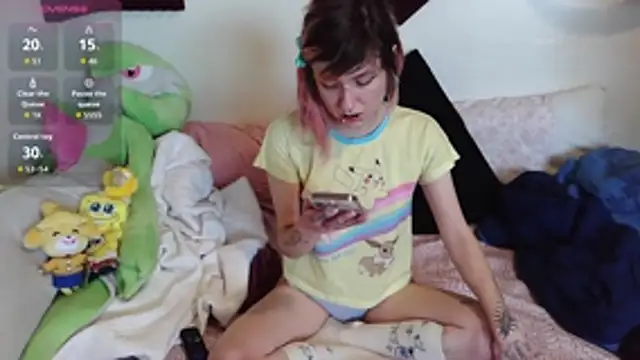 Snapshot of needlebunnies chatting on 01-10-26, 12:01 needlebunnies online show from 01-10-26, 12:01