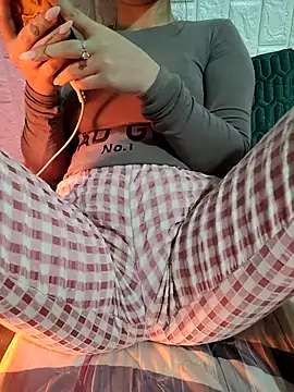 Snapshot of -LunaLust chatting on 01-08-26, 01:57 -LunaLust online show from 01-08-26, 01:57