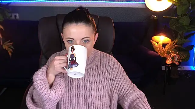 Dafni Monn online show from 11-19-25, 06:46