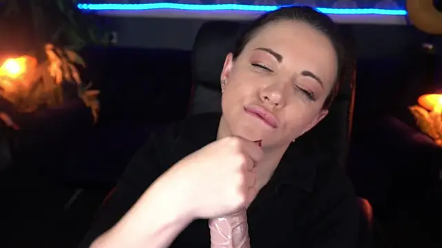 Dafni Monn online show from 11-28-25, 01:47