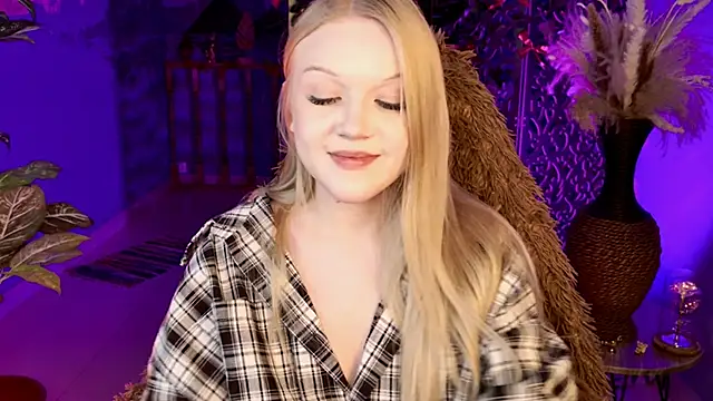 Snapshot of ChloeWhite chatting on 03-12-26, 11:38 ChloeWhite online show from 03-12-26, 11:38