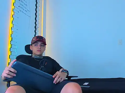 Snapshot of Thomas-Wil chatting on 02-03-26, 06:40 Thomas-Wil online show from 02-03-26, 06:40