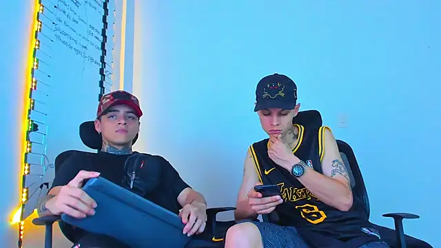 Snapshot of Thomas-Wil chatting on 02-06-26, 02:16 Thomas-Wil online show from 02-06-26, 02:16