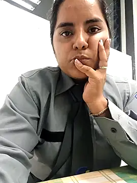 Snapshot of Isabel_3 chatting on 02-10-26, 01:32 Isabel 3 online show from 02-10-26, 01:32