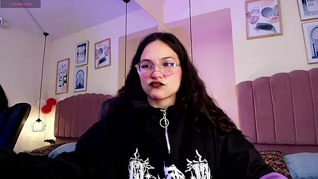 Hanabie  online show from 04-28-26, 03:22