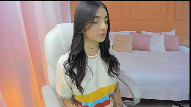Snapshot of Abriil_cutee chatting on 06-13-26, 02:15 Abriil cutee online show from 06-13-26, 02:15