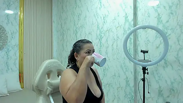 Snapshot of AnaVelveet chatting on 01-11-26, 03:44 AnaVelveet online show from 01-11-26, 03:44