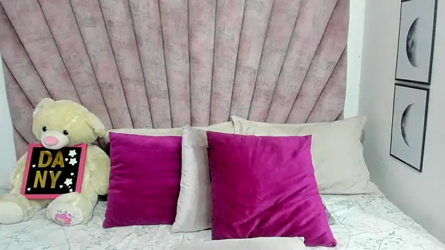 danibellucii  online show from 04-12-26, 03:44