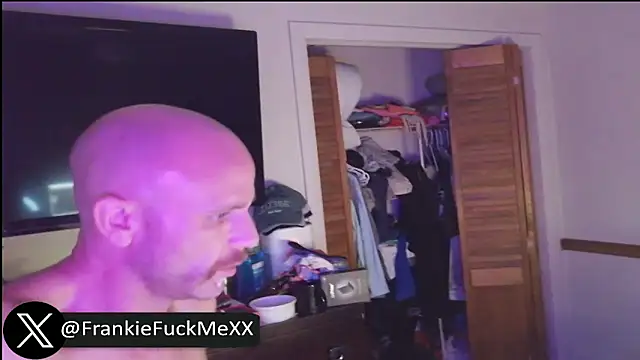 Snapshot of FrankieFuckMe chatting on 05-23-26, 05:39 FrankieFuckMe online show from 05-23-26, 05:39