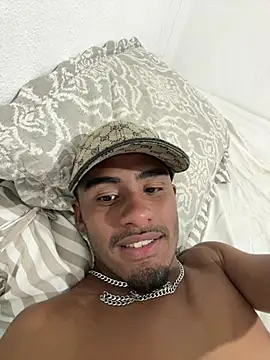 Snapshot of Otavio_01 chatting on 01-12-26, 01:00 Otavio 01 online show from 01-12-26, 01:00