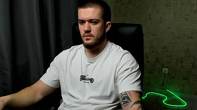 Snapshot of Well_boy chatting on 01-14-26, 04:56 Well boy online show from 01-14-26, 04:56